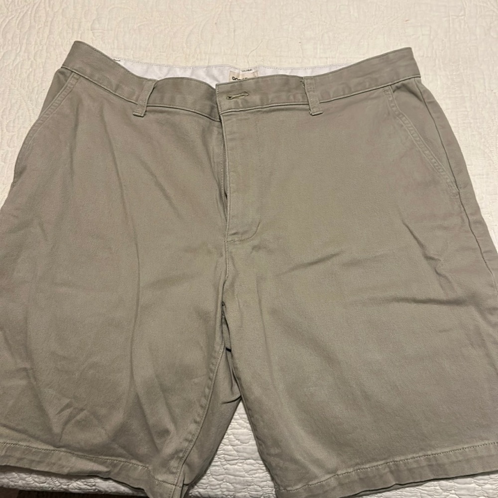 Men’s tan shorts